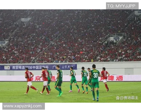 央视报道足球明星精彩瞬间视频引发球迷热议与关注